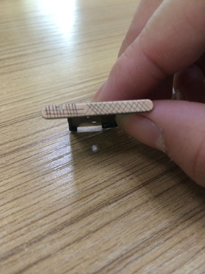 噴涂尼龍加玻纖處理劑后百格測試效果