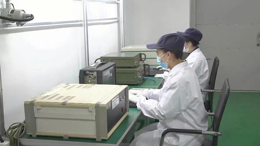 资源开发公司3305工厂技术人员利用综合测试仪对某型号产品进行检测